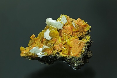 Wulfenit-Baryt-Mimetesit  Rowley Mine-Maricopa County Arizona USA 8x5cm